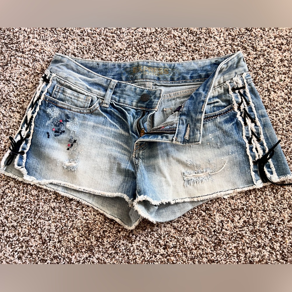 Express Jeans. Women’s size 8. Denim shorts. EUC.